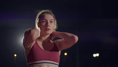 Mujer-En-Cámara-Lenta-Preparándose-Para-La-Carrera-En-La-Carrera-De-Atletismo.-Concentración-Y-Calentamiento-Antes-De-La-Competición.-Estabilidad-Psicológica-Y-Tenacidad-De-Una-Mujer-Deportista.